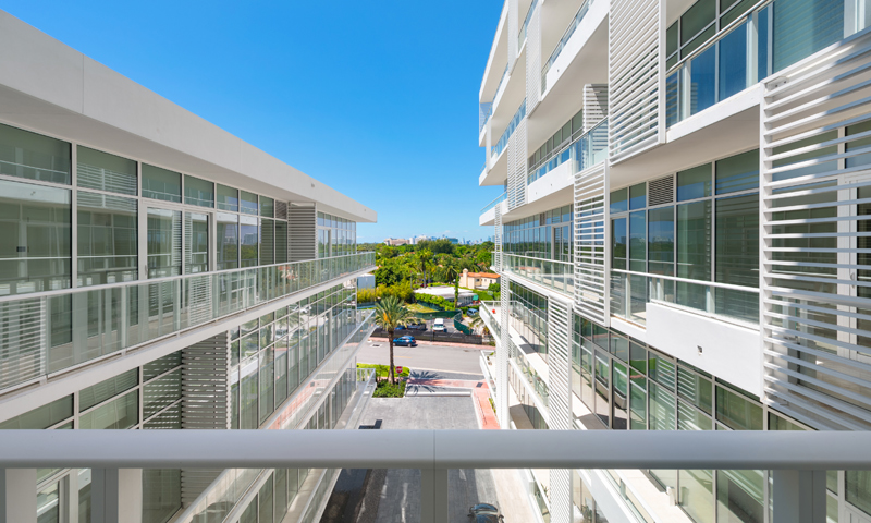 16-Ritz-Carlton-Miami-Beach-Balcony-2020